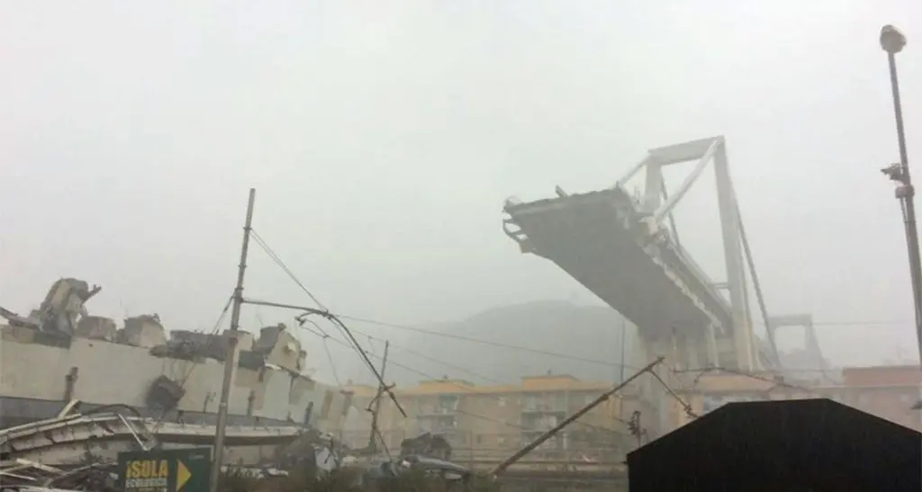 Genova, crolla ponte autostradale: 37 morti