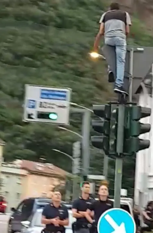 Uomo sul semaforo, Piazza Verdi resta «bloccata»