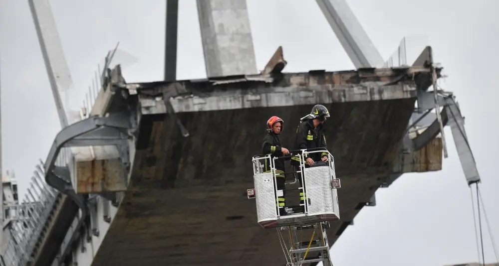 Ponte crollato: 38 morti e 15 feriti, bufera su Autostrade