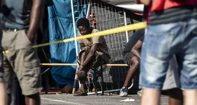 Insultano e picchiano migranti