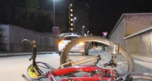 Sei ragazzi in bici investiti a Mantova