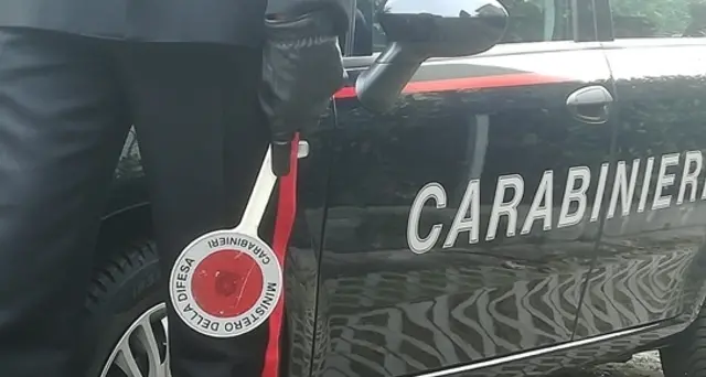 Spari da una finestra, ferito un immigrato