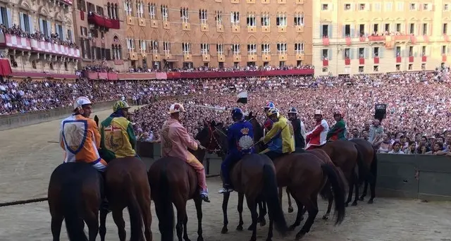 Palio Siena: vince contrada della Lupa
