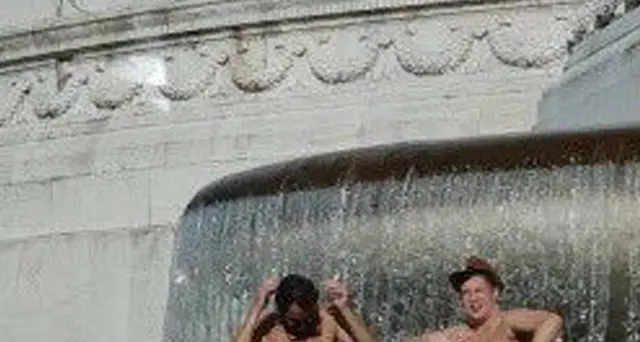 Turisti bagno nudi sotto Altare Patria