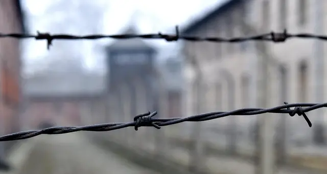 Ministro esteri tedesco visita Auschwitz
