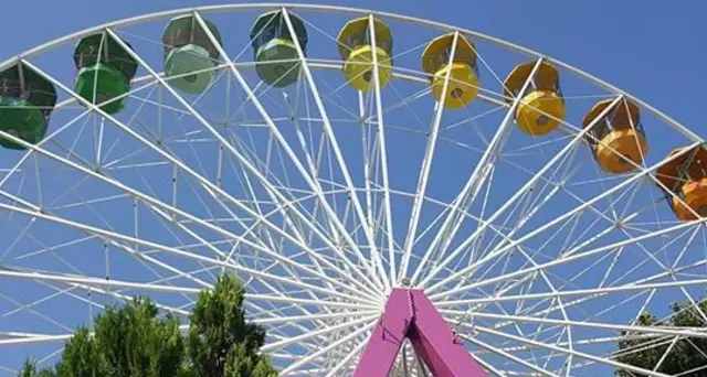 Il cavo della giostra colpisce una bimba, è grave