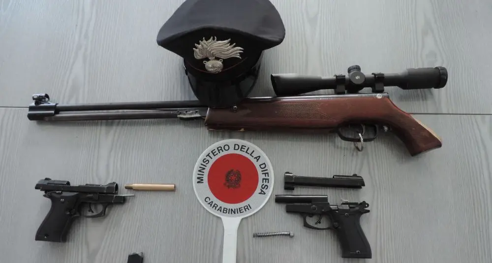 Cles, i carabinieri sequestrano una pistola ed una carabina a salve: modificate per potere sparare