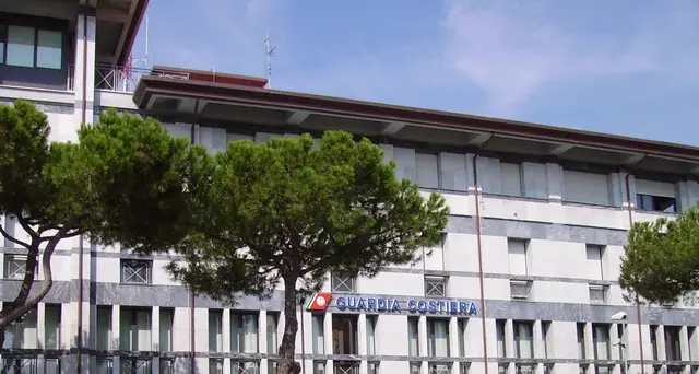 Schiacciato dal carrello, muore un portuale