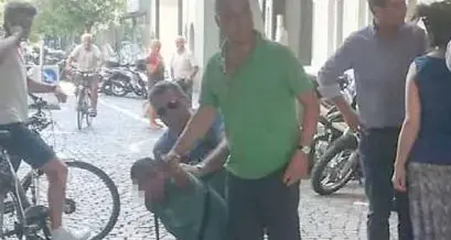 Ladro bloccato dai passanti in pieno centro