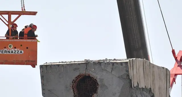 Ponte è pericolante, abbatterlo