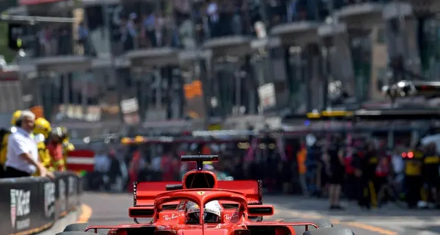 La Ferrari corre con lo stemma del ponte di Genova