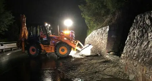 Frana fa straripare un torrente sulla statale del Brennero
