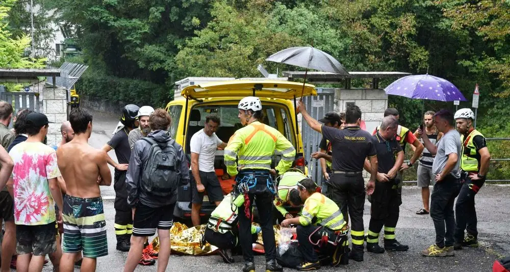 Rovereto, tuffo da 16 metri: ventunenne grave