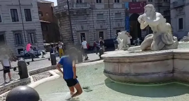 12enne fa bagno in fontana piazza Navona