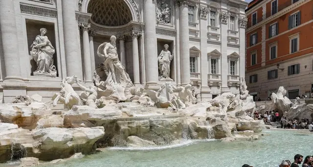 Coppia turisti si tuffa in Fontana Trevi
