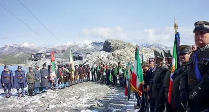 Festa della fratellanza. Alpini e Schützen assieme a Passo Paradiso