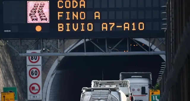 Crollo ponte, traffico in tilt