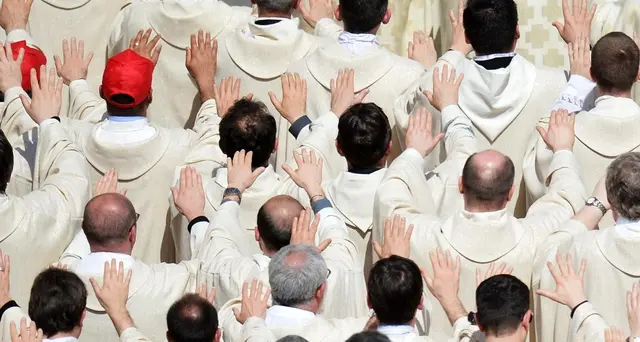 Avances a fedeli, rimosso sacerdote
