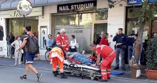 Via Milano, litiga con la vicina e la prende a sberle
