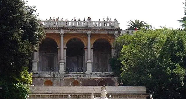 Si lancia dal Pincio, muore anziano