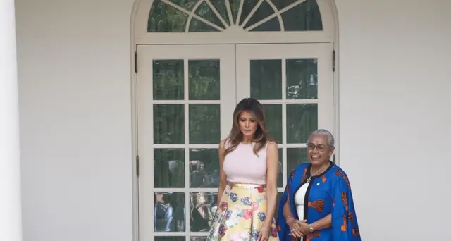 Melania pianta albero in tacchi alti