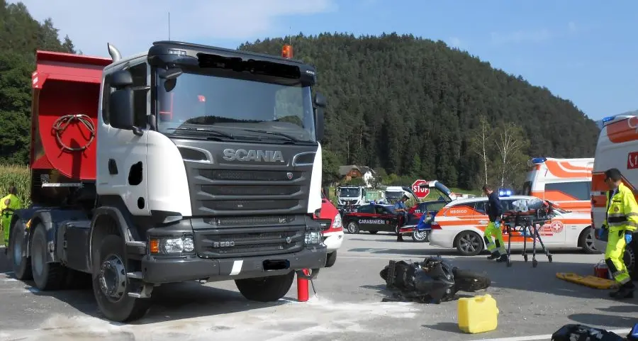 Chienes, finisce con la moto sotto un camion: è grave