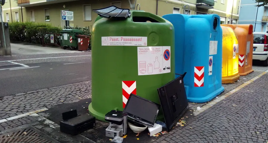 L’incivile che abbandona i rifiuti di notte