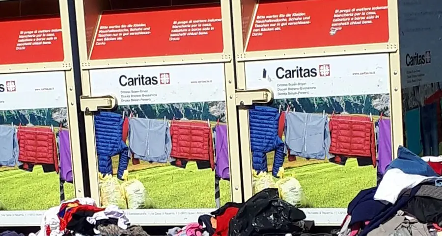 I cassonetti Caritas “saccheggiati”