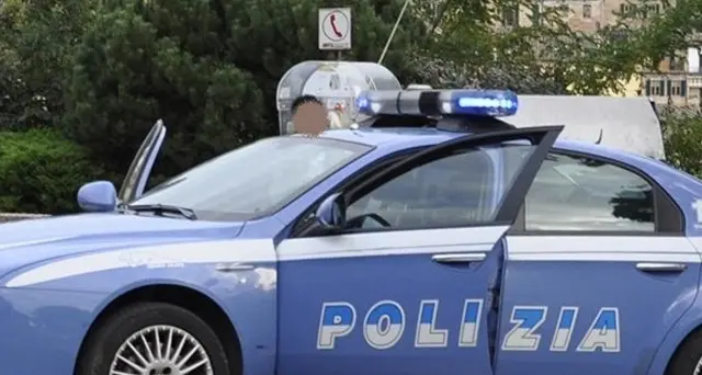 Minaccia donna, armato barricato in casa