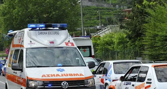 Trova la figlia senza vita, madre si lancia nel vuoto
