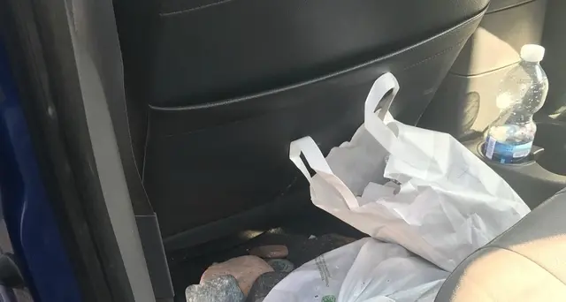 Bloccati a Olbia con 30kg sassi 'rubati'