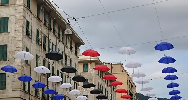 Ombrelli appesi riproducono colori Samp