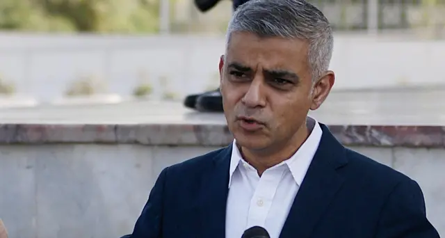 Su Londra pallone Sadiq Khan in bikini