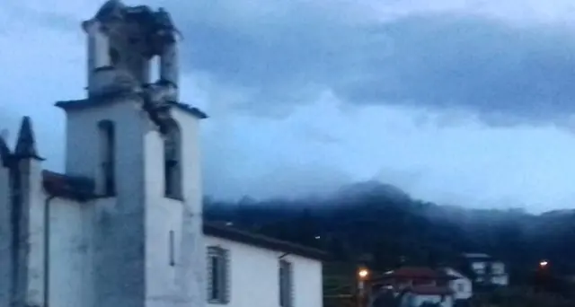 Fulmine abbatte campanile nello Spezzino