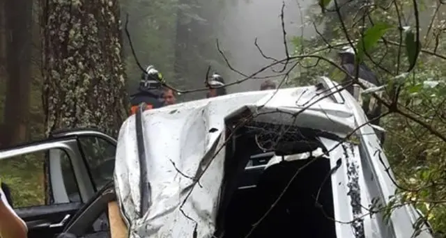 Auto 300 metri in scarpata, tutti salvi