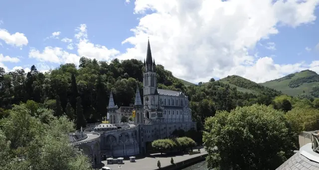 Artista nuda a Lourdes, sarà processata