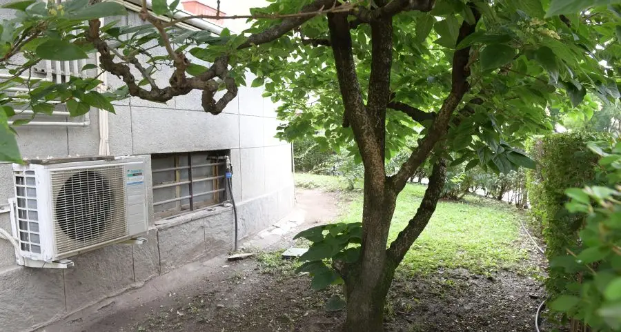 Mistero a Bolzano, donna trovata morta in un giardino condominiale di via Firenze
