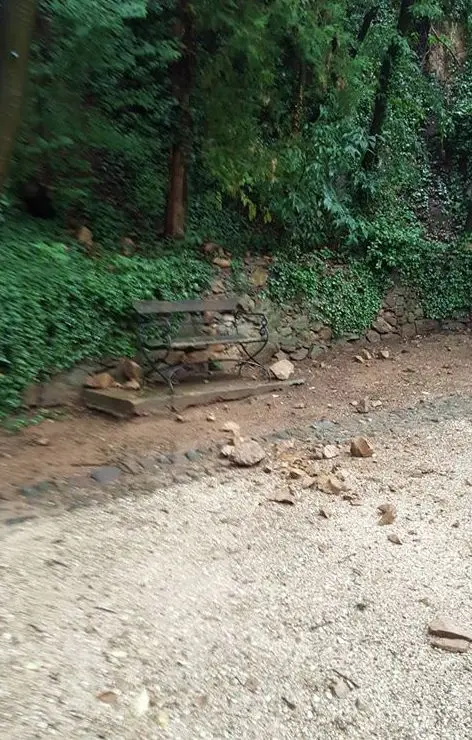 Passeggiate Guncina cadono sassi su una panchina