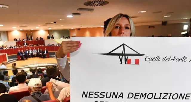 Genova, protesta degli sfollati durante il Consiglio regionale e comunale