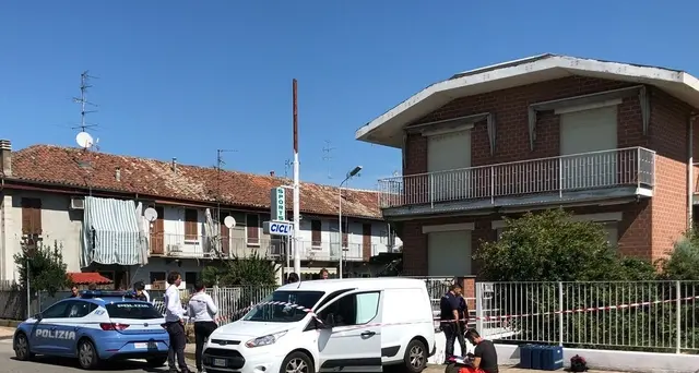 Uomo accoltellato in villa a Vercelli