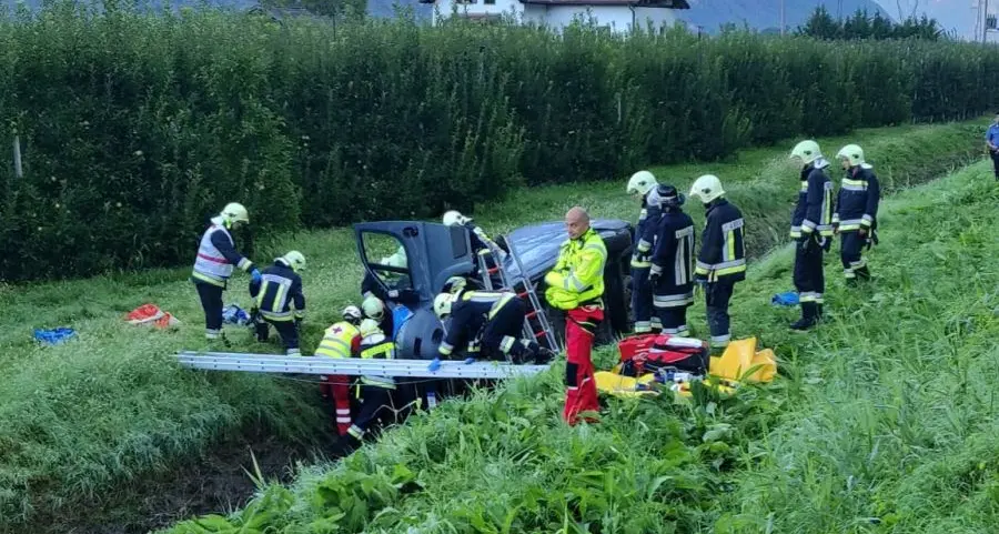 Finisce col furgone nel fosso, se la cava con ferite medie