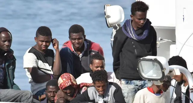 Gelati a migranti Diciotti da Bergoglio