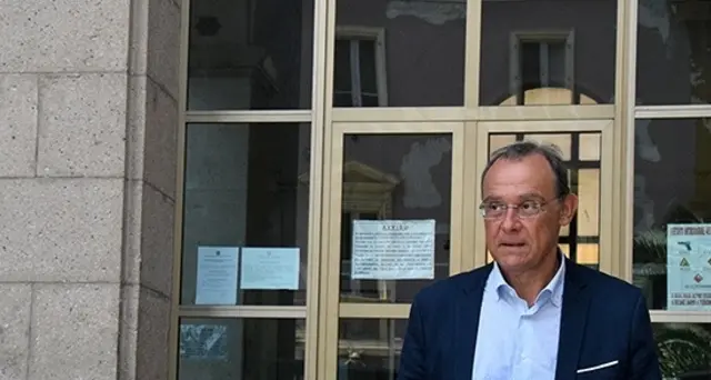 Saluto romano a funerali: esposto M5s