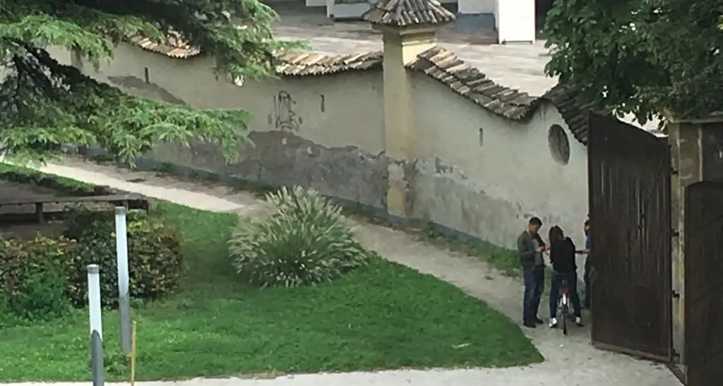 Parco dei Cappuccini, spaccio in pieno giorno: lo documentano le foto dei cittadini