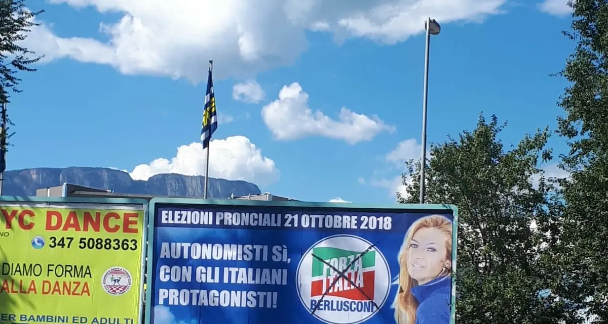 Biancofiore e quel manifesto elettorale che sembra perfetto. Ma manca qualcosa. Trova l'errore…
