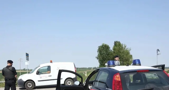 Uccide la moglie a colpi pistola e fugge