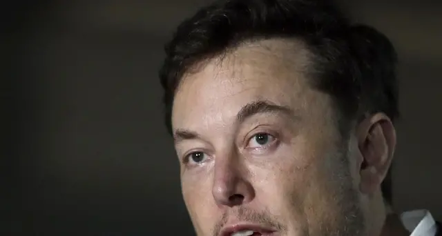 Tesla:Musk fuma marijuana,crolla titolo