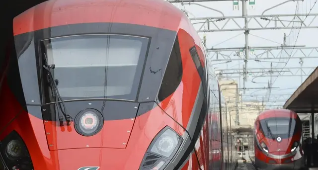 Treno Av fermo da ore, a bordo c'è Rossi