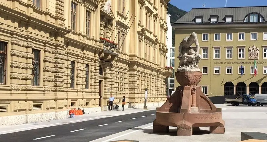 «Sembra un parcheggio» Piazza Magnago non piace