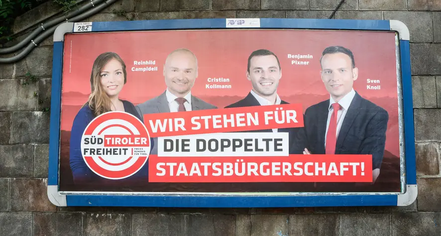E Südtiroler Freiheit tappezza la città